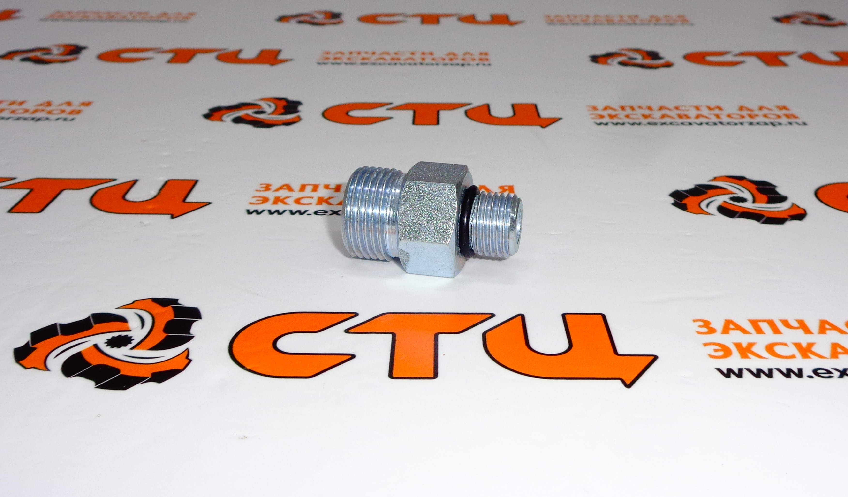 Штуцер VOE11883196 (переходник) гидрозамка гидроцилиндра аутригера (лапы, опоры) экскаватора погрузчика Volvo BL61, BL71